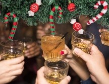 Algunas veces, durante las fiestas decembrinas, se suele olvidar cada recomendación ante la tentación de no perderse lo que se sirve en los banquetes. ESPECIAL / CANVA