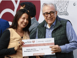 Los recursos económicos proceden del Programa Sinaloa Late Fuerte y los recibieron, en cheques, pequeños comerciantes, emprendedores, restauranteros y músicos. ESPECIAL