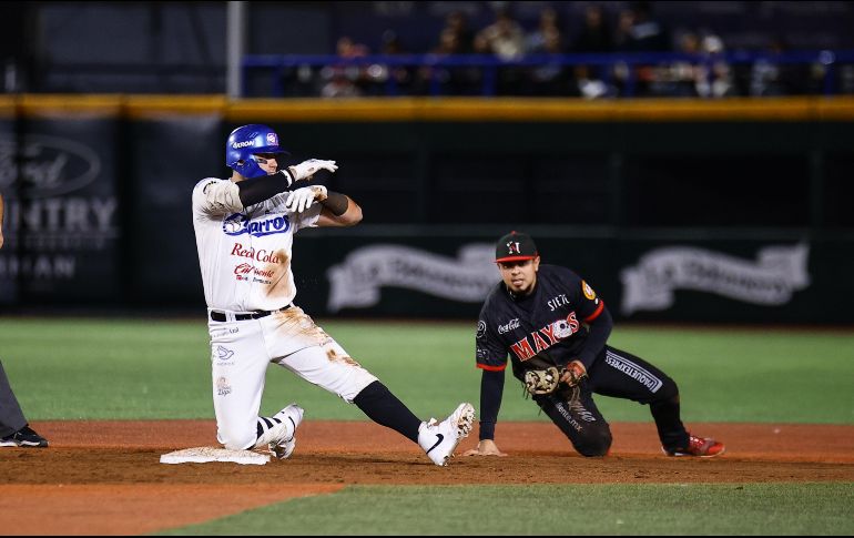 Julián Ornelas llega safe a la segunda base durante la quinta entrada, en el siguiente turno sería impulsado por Japhet Amador para iniciar la paliza en un juego que hasta entonces estaba equilibrado. CORTESÍA/Charros de Jalisco