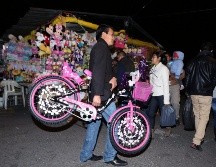 Durante la semana de las fiestas, las personas tienen la posibilidad de acudir a los tianguis nocturnos para visitar los puestos de alimentos, conseguir insumos para la preparación de alimentos, y cómo no, los regalos. NTX / ARCHIVO