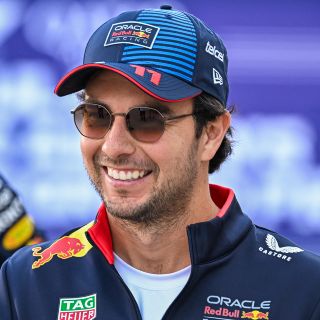 Checo Pérez sorprende a miembros de F1 con regalo de Navidad