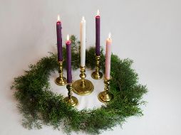 En nuestra corona de adviento arde la llama de la vela de color rosa, que significa la alegría.  UNSPLASH/KaLisa Veer