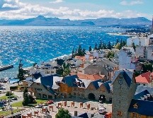 Bariloche. Destaca por sus paseos por el lago Nahuel Huapi, el Bosque de Arrayanes y el Camino de los Siete Lagos. ESPECIAL