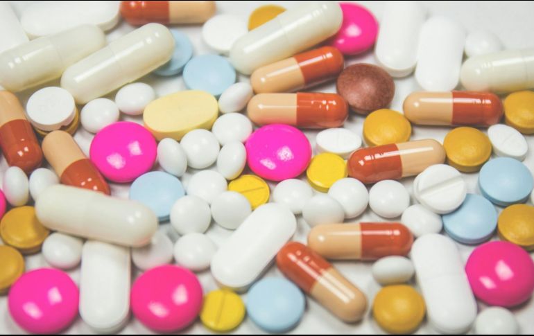 Es esencial que las personas verifiquen siempre que los medicamentos que consumen sean seguros para evitar efectos adversos en su salud. Unsplash.