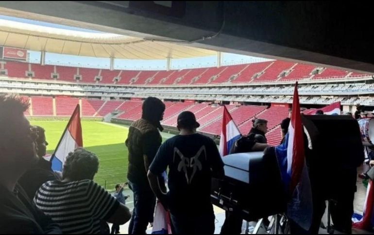 Un aficionado recibió su despedida en la casa de las Chivas, rodeado de familiares y seres queridos, en un emotivo homenaje. ESPECIAL.