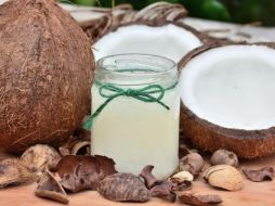 El aceite de coco, extraído de la pulpa del coco maduro, ha ganado popularidad por sus propiedades versátiles y beneficios tanto en la cocina como en el cuidado personal. Pixabay