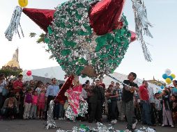 Como parte de la traición mexicana, también se reparte comida, ponche, dulceros o aguinaldos y las piñatas. EL INFORMADOR / ARCHIVO