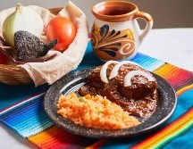 El mole aparece entre los platillos mexicanos más populares. ESPECIAL / CANVA