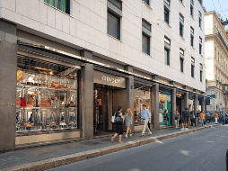 La calle es un imán para los compradores de vacaciones que llegan en autos Maserati, Porsche e incluso Ferrari. EFE / ARCHIVO