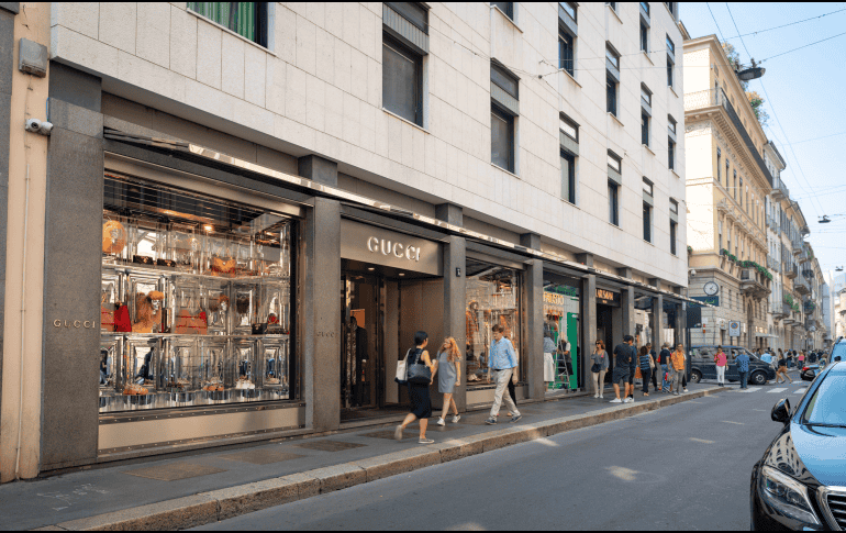 La calle es un imán para los compradores de vacaciones que llegan en autos Maserati, Porsche e incluso Ferrari. EFE / ARCHIVO