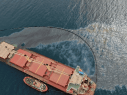 Su biodegradación es muy lenta, así que es posible que su impacto perdure décadas. EFE / ARCHIVO