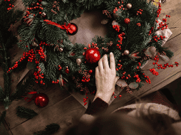 Tradicionalmente, el árbol de navidad y el resto de decoración se coloca el día que da inicio el adviento. CANVA