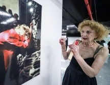 Marisa Paredes junto a la fotografía que le tomó su esposo Chema Padro, la cual es parte de la muestra fotográfica  