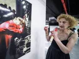 Marisa Paredes junto a la fotografía que le tomó su esposo Chema Padro, la cual es parte de la muestra fotográfica  