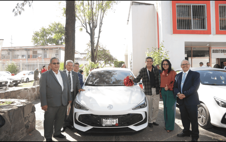 Entrega de automóvil a socio beneficiado.