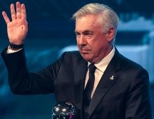 El entrenador del Real Madrid, Carlo Ancelotti, recibe el galardón al Mejor Entrenador durante la gala de los Premios The Best. EFE/ FIFA via Getty Images / Mohamed Farag