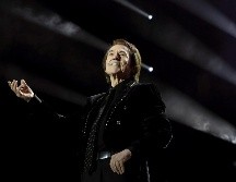 Raphael fue trasladado al hospital en ambulancia desde el Teatro Príncipe. EFE / ARCHIVO