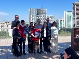 Dos estudiantes de tercero de secundaria fueron acompañados por familiares para recibir la bienvenida de todos los directivos del colegio. ESPECIAL.