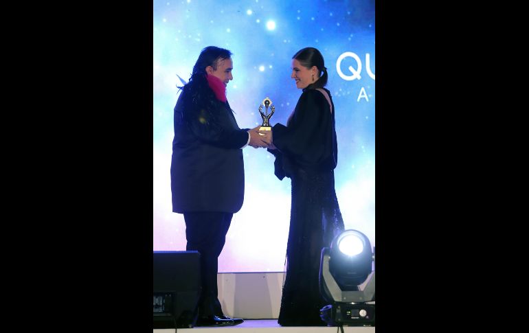 Entrega del Galardón a Kateryina Olek. GENTE BIEN JALISCO / C. Jimeno