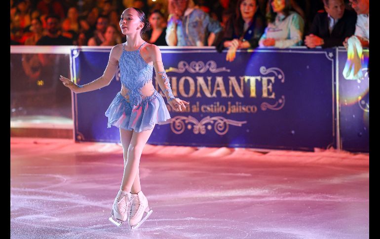 Como parte del Festival de Invierno Ilusionante esta noche fue inaugurada la pista de hielo por el patinador tapatío Donovan Carrillo. EL INFORMADOR / H. Figueroa