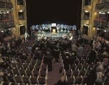 El féretro con los restos de la actriz fue colocado al centro del escenario del teatro. EFE