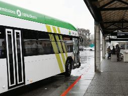 Aunque California es un Estado pionero en uso de autos eléctricos, incluso en el transporte público, es posible que Donald Trump frene los programas. AFP