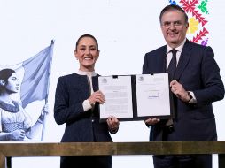 Este jueves se firmó el decreto para incrementar temporalmente a 35% el arancel a mercancías confeccionadas, así como el 15% a la importación de mercancías textiles. X / @GobiernoMX