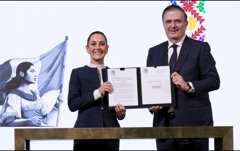 Este jueves se firmó el decreto para incrementar temporalmente a 35% el arancel a mercancías confeccionadas, así como el 15% a la importación de mercancías textiles. X / @GobiernoMX