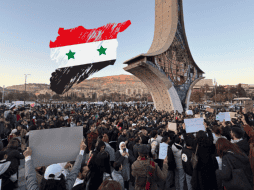 Cientos de personas se manifestaron en Damasco con pancartas y cantando lemas en defensa de una sociedad civil fuerte y diversa en un país laico que respete todas las sensibilidades religiosas. EFE/ Yahya Nemah/ ESPECIAL/ CANVA