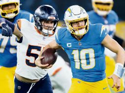 Justin Herbert (#10) lanzó dos pases de anotación y los Chargers dieron un paso importante en la carrera por un boleto a playoffs. AFP/S. Haffey