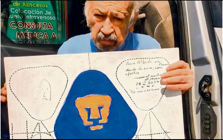 Manuel “Pajarito” Andrade muestra un boceto del logo de los Pumas. ESPECIAL