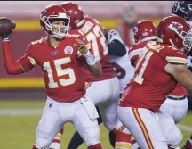 El pasado miércoles y este jueves el quarterback completó el entrenamiento de los Chiefs junto a sus compañeros a pesar de su lesión. AP / ARCHIVO