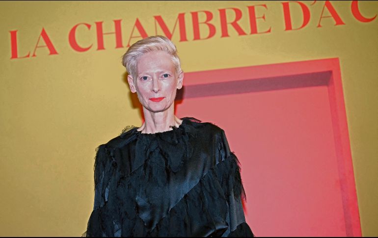 La actriz británica Tilda Swinton posa durante el photocall del estreno de la película española “La habitación de al lado”, en el cine Pathe Palace de París, el 16 de diciembre de 2024. AFP
