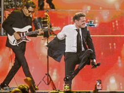 Luis Miguel baila durante uno de sus conciertos de la gira que terminó recientemente. EL UNIVERSAL