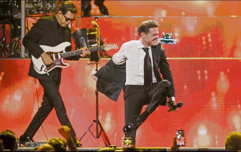 Luis Miguel baila durante uno de sus conciertos de la gira que terminó recientemente. EL UNIVERSAL