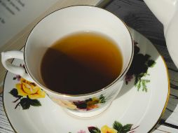 Esta planta contiene compuestos fenólicos como la apigenina, la quercetina y la luteolina, los cuales tienen efectos antiinflamatorios. Unsplash.