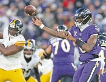 Pese a sufrir una intercepción, Lamar Jackson y los Ravens lograron doblegar a los Steelers. AFP/R. Carr