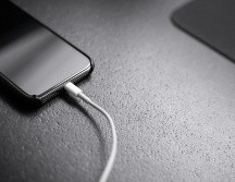 El calentamiento de un cargador de celular puede parecer un inconveniente menor, pero al final sí es una situación que requiere atención. ESPECIAL/ Foto de Andreas Haslinger en Unsplash