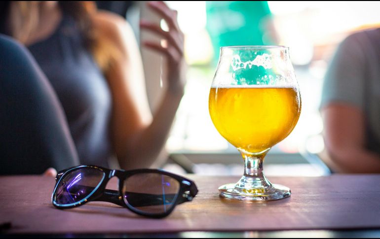 Disfruta tus copas y encuentra el balance entre diversión y alcohol. UNSPLASH / D. BEAMER