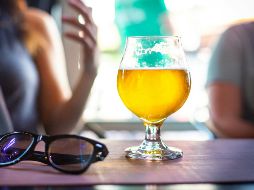 Disfruta tus copas y encuentra el balance entre diversión y alcohol. UNSPLASH / D. BEAMER