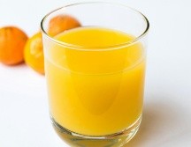 De acuerdo con un artículo de la Gaceta UNAM, tomar jugo de naranja en exceso contribuye a la obesidad. UNSPLASH /  G. ROSENKE