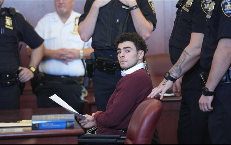 Luigi Mangione fue arrestado después de una búsqueda de cinco días, llevando un arma que coincidía con la utilizada en el tiroteo y una identificación falsa, según la policía. EFE / C. Means