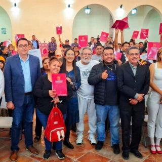 Laura Imelda entrega 70 títulos de propiedad a familias de Tlaquepaque