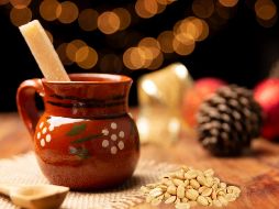 Hay personas que deberían evitar el ponche en caso de que esa infusión contenga cacahuates. ESPECIAL / CANVA