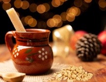 Hay personas que deberían evitar el ponche en caso de que esa infusión contenga cacahuates. ESPECIAL / CANVA