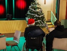 La gente participa en el evento 'Christmas to Go' para personas necesitadas, organizado por la Misión de la Ciudad de Berlín, en Berlín, Alemania, el 24 de diciembre de 2024. EFE / F. Singer