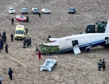 En el audio del video también se escucha a una mujer, presumiblemente una azafata, dando indicaciones con un tono serio y firme, reflejando la emergencia que el personal de vuelo intentaba manejar. AP/Azamat Sarsenbayev