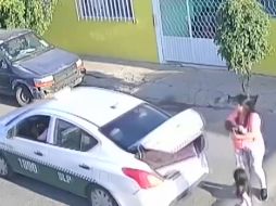 El incidente, registrado por cámaras de seguridad, muestra cómo el conductor de la unidad 1890 llevó a una mujer y dos niñas a su hogar. ESPECIAL