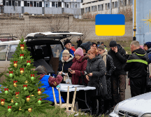 Personas reciben apoyo en un edificio de viviendas dañado por un ataque con un misil ruso en Jarkov, Ucrania. EFE/S. Kozlov