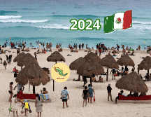 Turistas y locales descansan en una playa en Cancún, México, este miércoles 25 de diciembre 2024. EFE/ A. Cupul